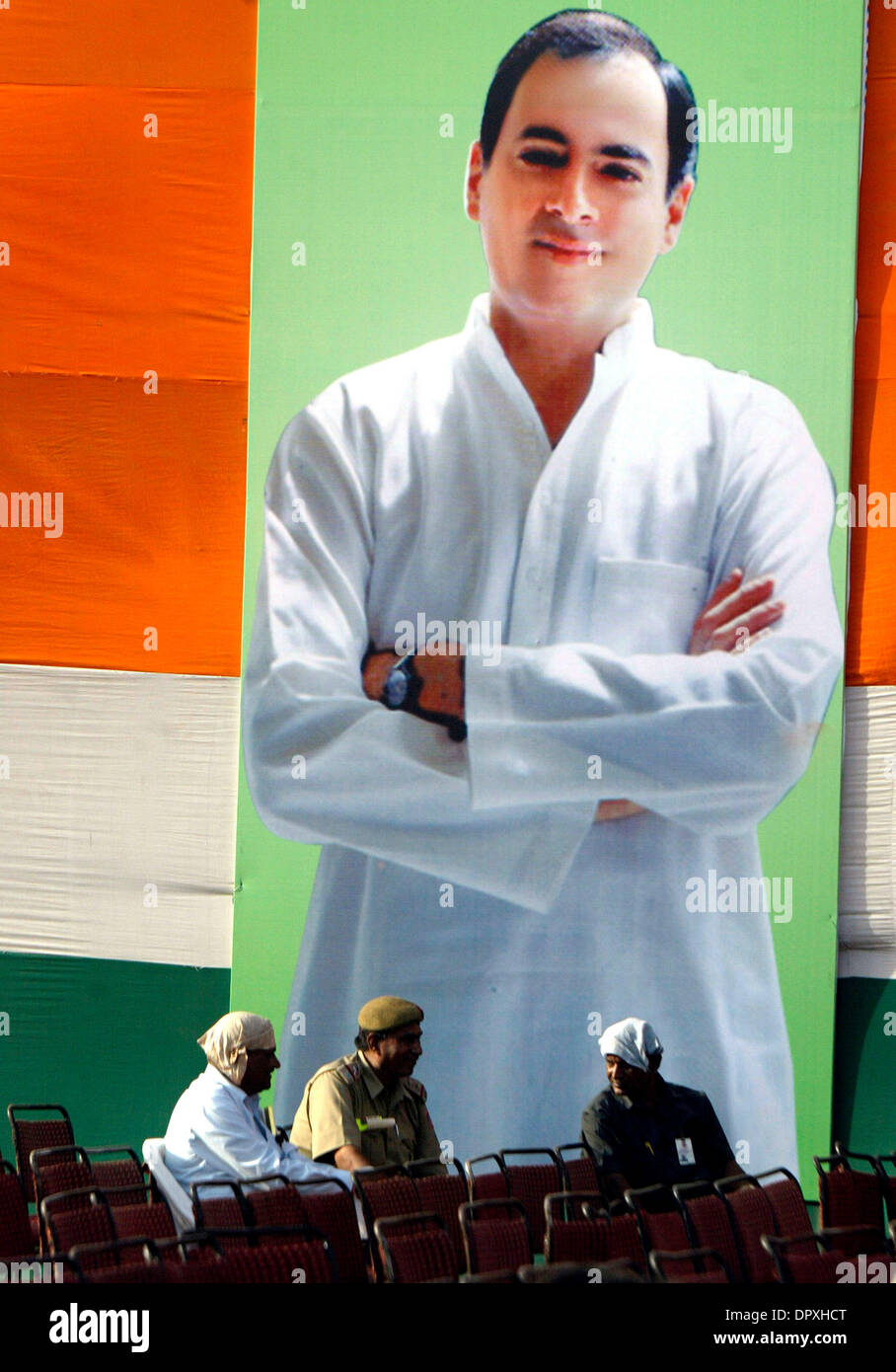 Apr 29, 2009 - New Delhi, Région de la capitale nationale (RCN), de l'Inde - les hommes de la sécurité à proximité d'un poster de l'ex-premier ministre Rajiv Gandhi lors de la présidente du parti du congrès Sonia Gandhi, campagne électorale, rallye. Le président du Congrès, Sonia Gandhi et son rival politique du Parti Bharatiya Janata (BJP) candidat au poste de premier ministre L.K. Advani sera parmi les 1 567 candidats dont les destins politiques w Banque D'Images