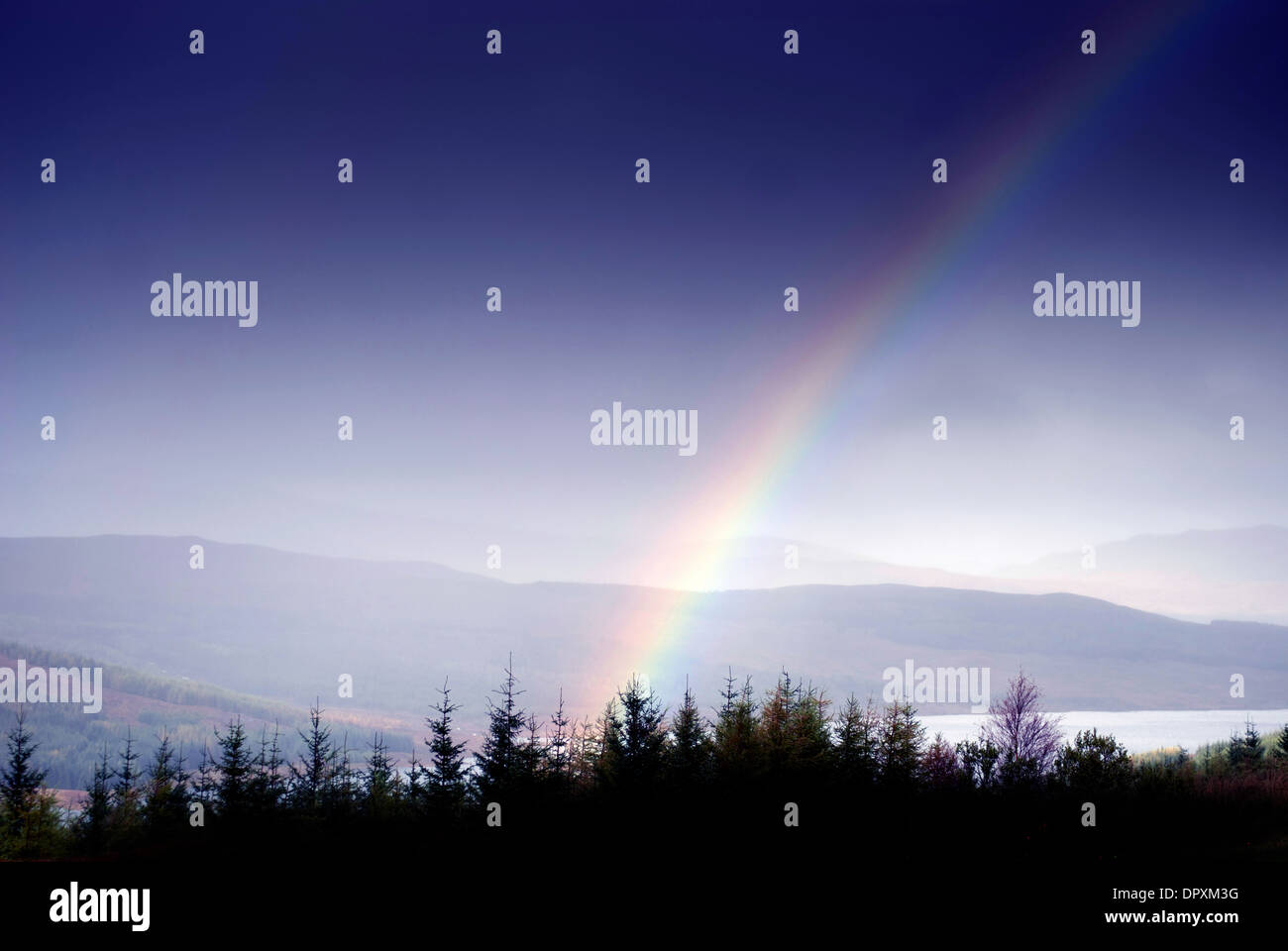 Arc-en-ciel sur le Loch Loyne, les highlands écossais Banque D'Images