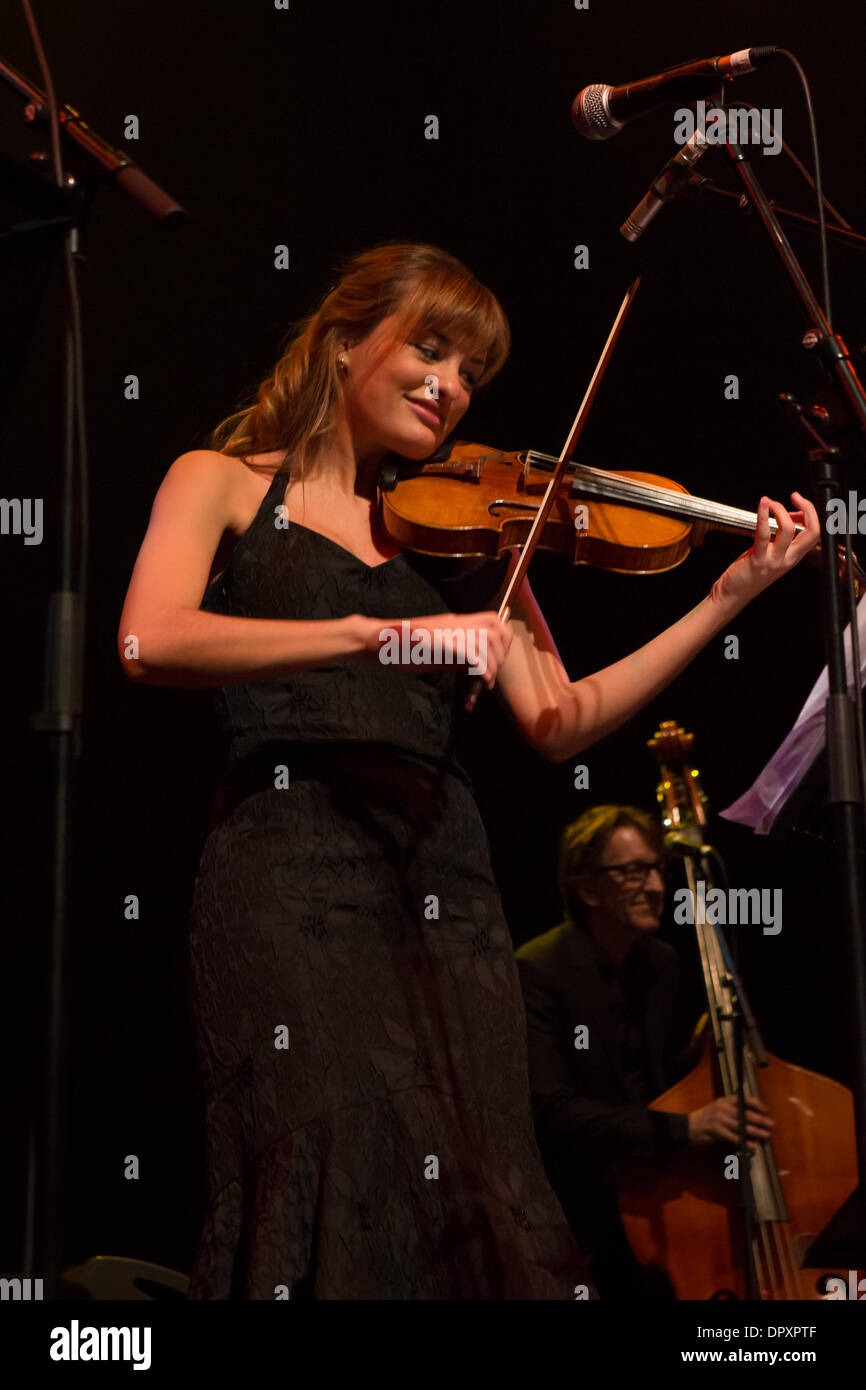 Glasgow, Ecosse, Royaume-Uni. 16 janvier 2014. Nicola Benedetti, violoniste classique écossais, réalisée avec Aly Bain et Phil Cunningham Celtic Connections 2014 concert d'ouverture. Elle a fréquenté l'Yhudi Menuhin School of Music, BBC jeune musicien de l'année 2004. Réalisée avec le Scottish National Orchestra, le Royal Philharmonic Orchestra, l'Orchestre symphonique de Londres, Proms, Crédit : Pauline Keightley/Alamy Live News Banque D'Images