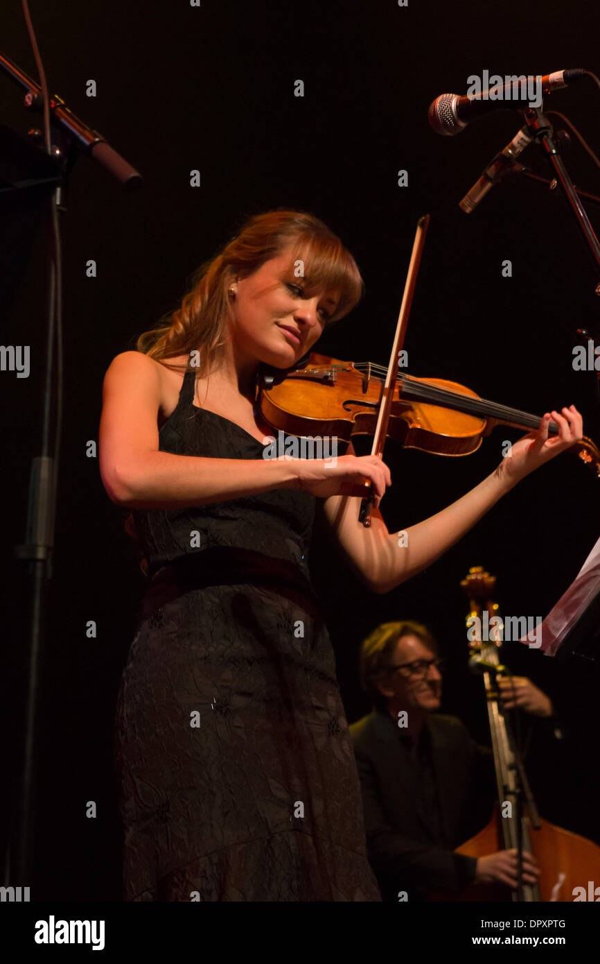 Glasgow, Ecosse, Royaume-Uni. 16 janvier 2014. Nicola Benedetti, violoniste classique écossais, réalisée avec Aly Bain et Phil Cunningham Celtic Connections 2014 concert d'ouverture. Elle a fréquenté l'Yhudi Menuhin School of Music, BBC jeune musicien de l'année 2004. Réalisée avec le Scottish National Orchestra, le Royal Philharmonic Orchestra, l'Orchestre symphonique de Londres, Proms, Crédit : Pauline Keightley/Alamy Live News Banque D'Images