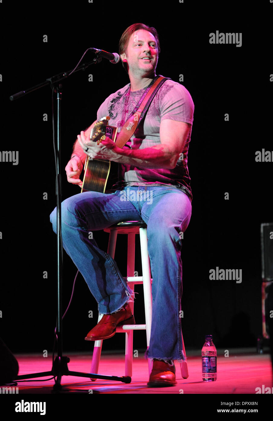 Jan 24, 2009 - Hampton, Virginie - Chanteur DARRYL WORLEY effectue vivre comme son tour 2009 fait une halte à la Hampton Coliseum dans le cadre de l 97,3 l'Aigle Winterblast Concert de musique country. (Crédit Image : © Jason Moore/ZUMA Press) Banque D'Images