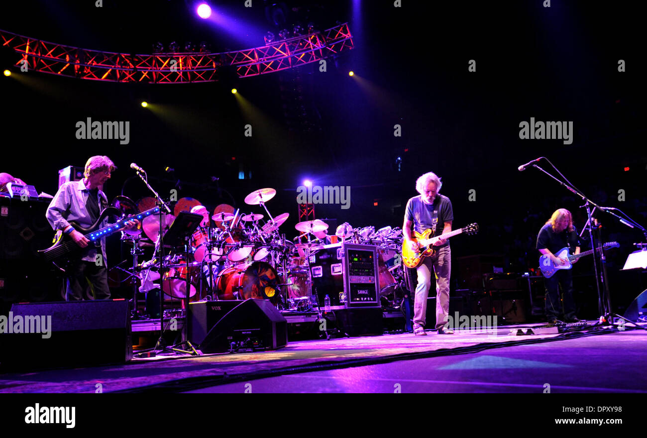 Apr 12, 2009 - Greensboro, North Carolina, USA - (L-R) le bassiste PHIL LESH, guitariste BOB WEIR, le batteur Bill KREUTZMANN, le batteur Mickey Hart et Warren Haynes, guitariste du groupe les morts commencent leur tournée de 2009 pendant qu'il effectue à une foule de capacité au Greensboro Coliseum situé en Caroline du Nord. (Crédit Image : © Jason Moore/ZUMA Press) Banque D'Images