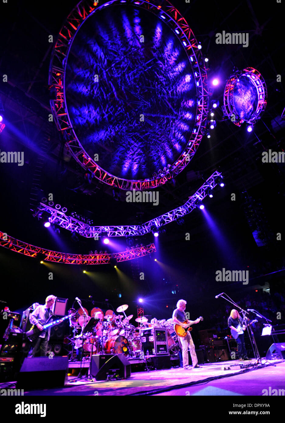 Apr 12, 2009 - Greensboro, North Carolina, USA - (L-R) le bassiste PHIL LESH, guitariste BOB WEIR, le batteur Bill KREUTZMANN, le batteur Mickey Hart et Warren Haynes, guitariste du groupe les morts commencent leur tournée de 2009 pendant qu'il effectue à une foule de capacité au Greensboro Coliseum situé en Caroline du Nord. (Crédit Image : © Jason Moore/ZUMA Press) Banque D'Images