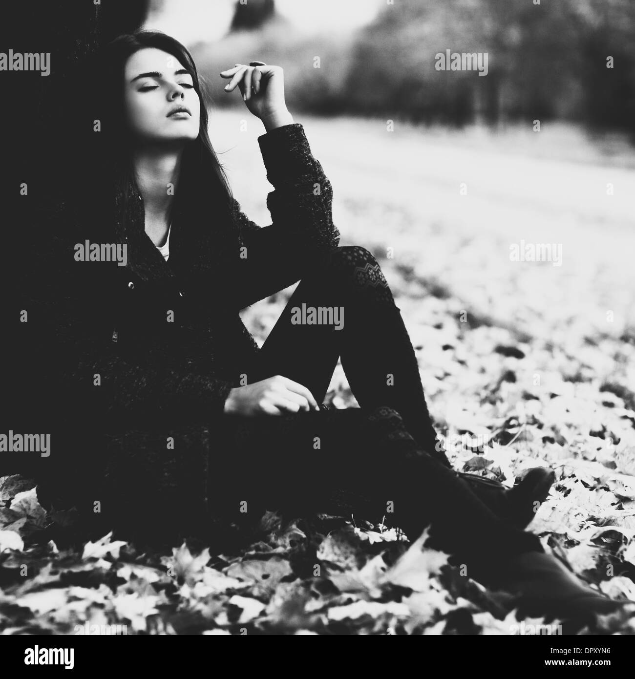 Jeune femme en vertu de l'arbre. Style de film noir et blanc couleurs. Banque D'Images