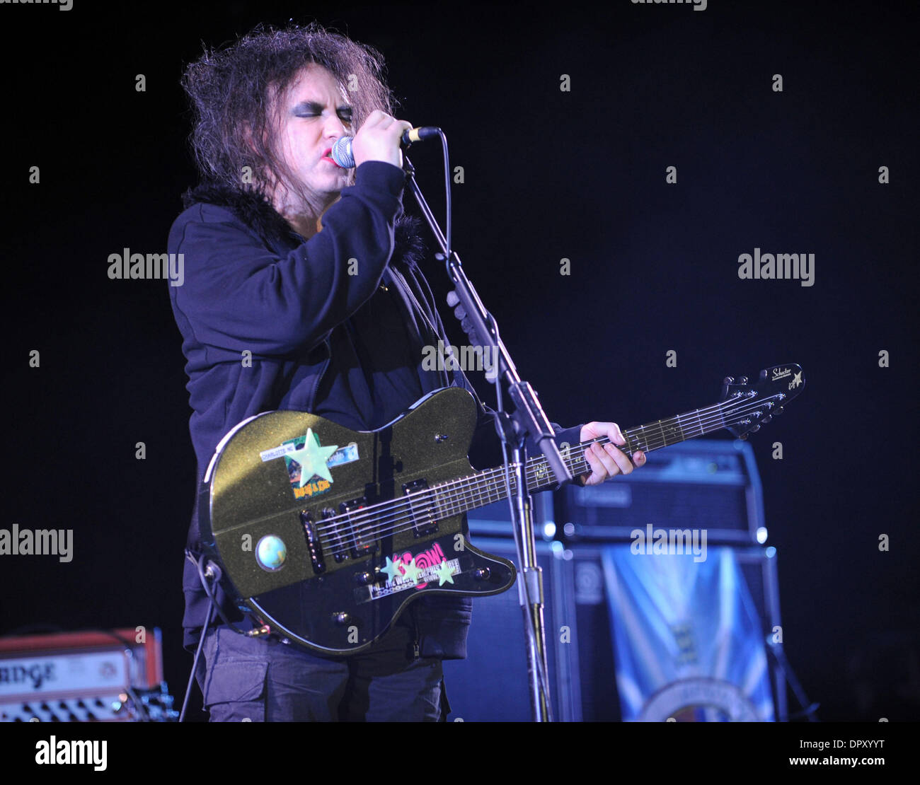 Apr 19, 2009 - Indio, California, USA - Chanteur ROBERT SMITH de la bande 'La Cure' effectue en direct à l'Empire Polo Field dans le cadre de la Coachella 2009 Music & Arts Festival. (Crédit Image : © Jason Moore/ZUMA Press) Banque D'Images