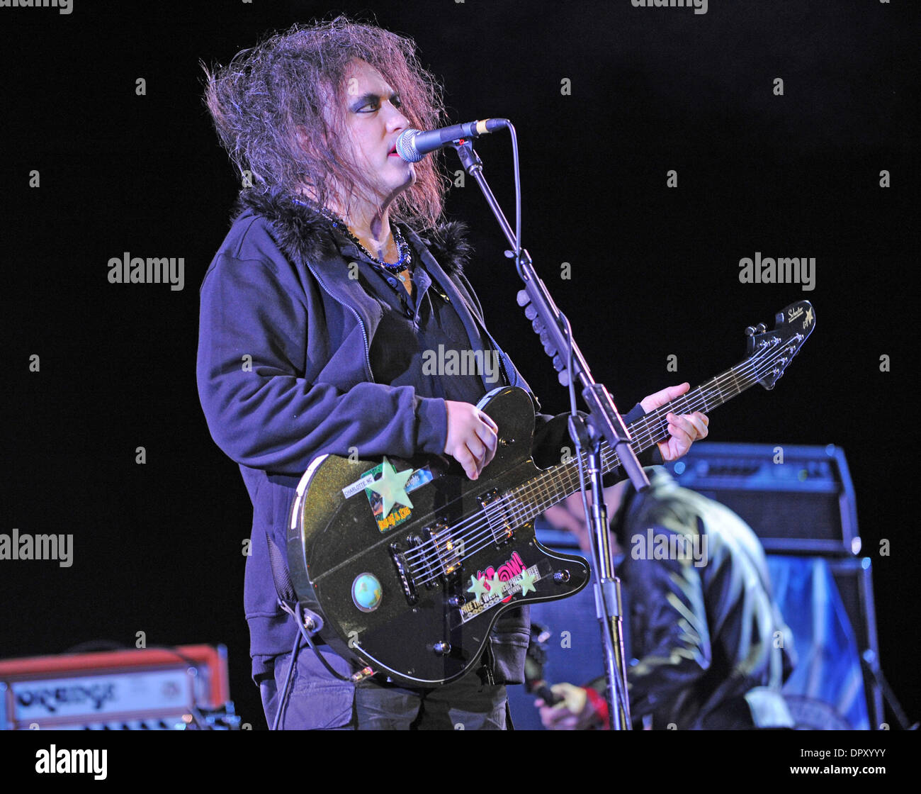 Apr 19, 2009 - Indio, California, USA - Chanteur ROBERT SMITH de la bande 'La Cure' effectue en direct à l'Empire Polo Field dans le cadre de la Coachella 2009 Music & Arts Festival. (Crédit Image : © Jason Moore/ZUMA Press) Banque D'Images