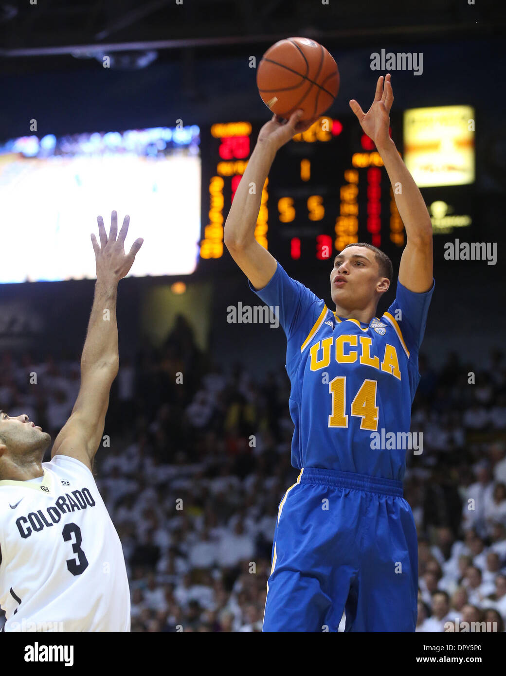 Boulder, CO, USA. 16 janvier, 2014. 16 janvier 2014 : UCLA's Zach Lavine tire sur Colorado's Xavier Talton dans la première moitié de Boulder. © csm/Alamy Live News Banque D'Images