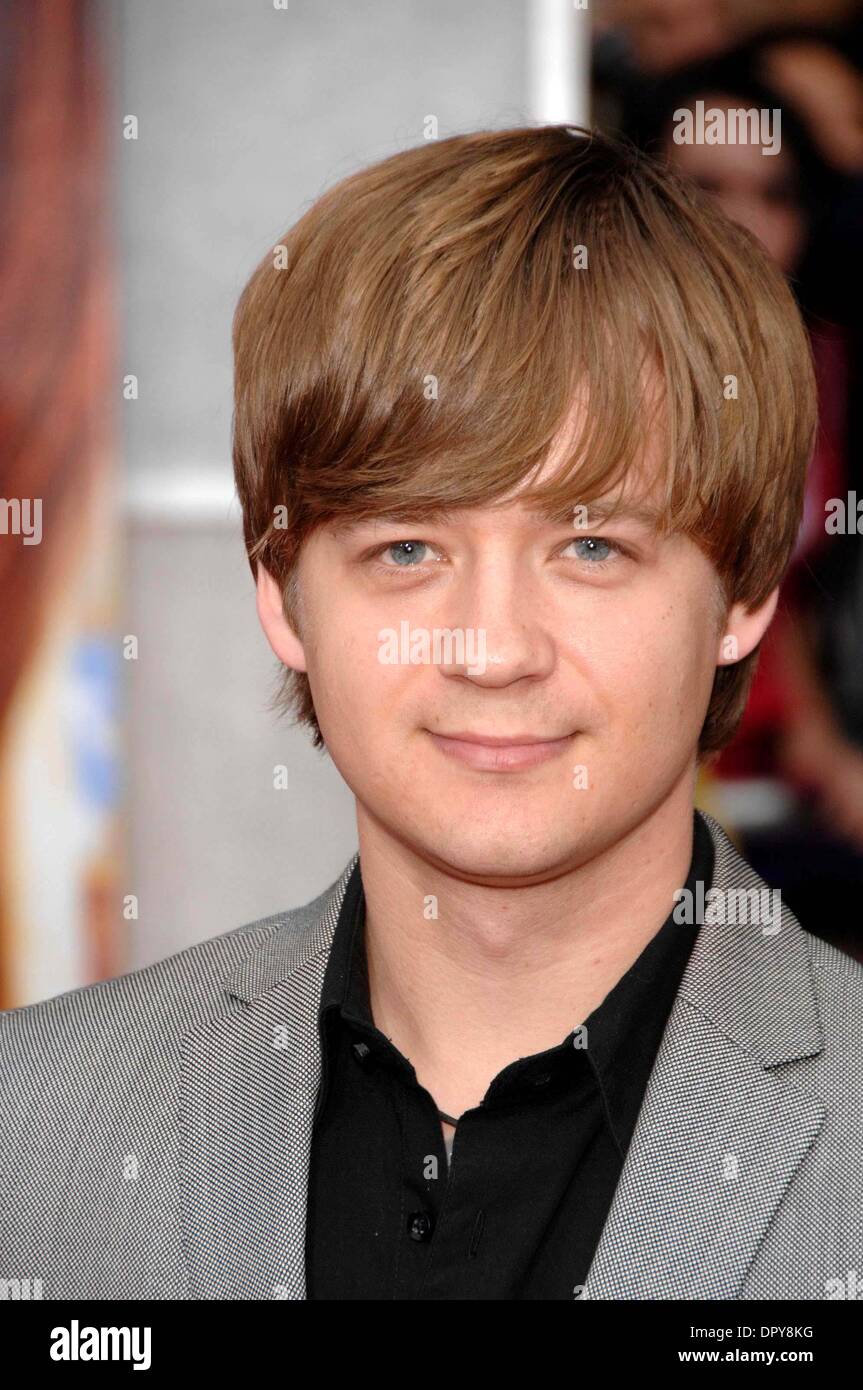 JASON EARLES lors de la première du nouveau film de Walt Disney Pictures HANNAH MONTANA LE FILM, qui a eu lieu au El Capitan Theatre, le 4 avril 2009, à Los Angeles..Photo : Michael Germana - Globe Photos.K61489MGE (Image Crédit : © Michael Germana/Globe Photos/ZUMAPRESS.com) Banque D'Images