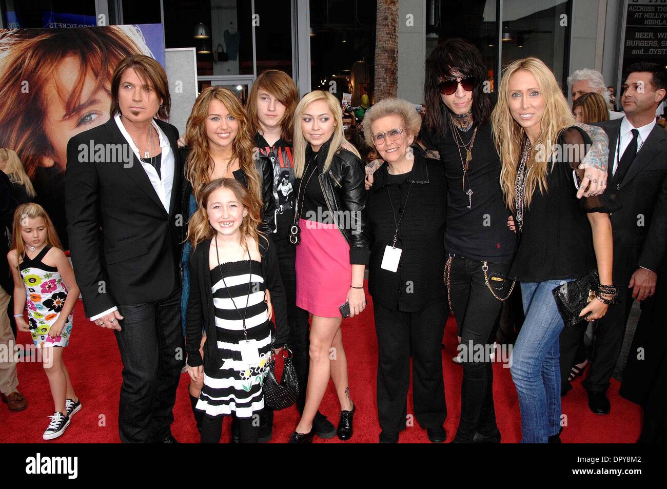 BILLY RAY CYRUS, MILEY CYRUS et Tish Cyrus lors de la première du nouveau film de Walt Disney Pictures HANNAH MONTANA LE FILM, qui a eu lieu au El Capitan Theatre, le 4 avril 2009, à Los Angeles..Photo : Michael Germana - Globe Photos.K61489MGE (Image Crédit : © Michael Germana/Globe Photos/ZUMAPRESS.com) Banque D'Images