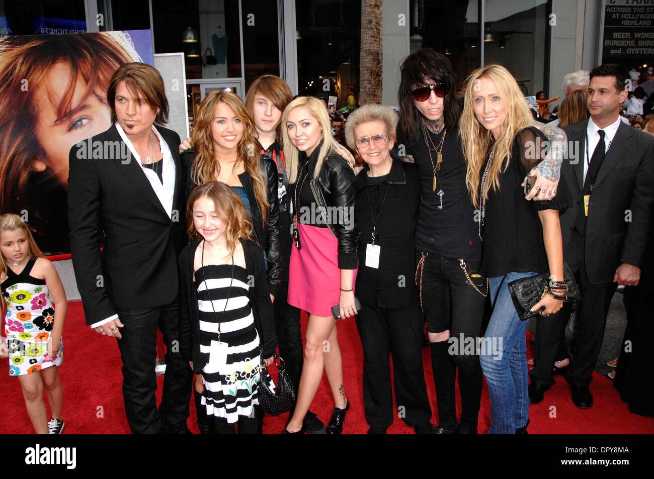 BILLY RAY CYRUS, MILEY CYRUS et Tish Cyrus lors de la première du nouveau film de Walt Disney Pictures HANNAH MONTANA LE FILM, qui a eu lieu au El Capitan Theatre, le 4 avril 2009, à Los Angeles..Photo : Michael Germana - Globe Photos.K61489MGE (Image Crédit : © Michael Germana/Globe Photos/ZUMAPRESS.com) Banque D'Images