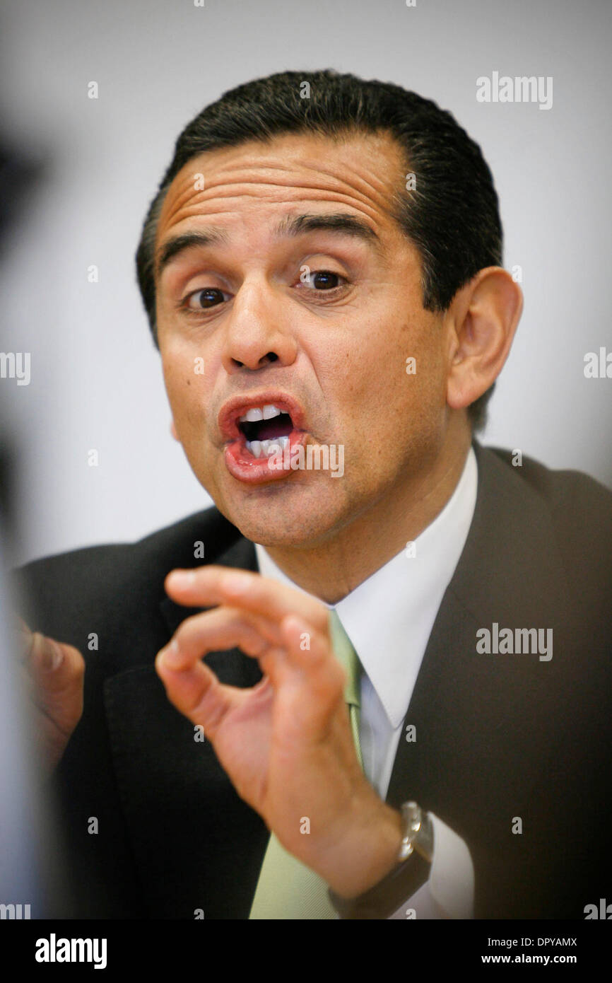 Feb 09, 2009 - Woodland Hills, Californie, Etats-Unis - Los Angeles maire Antonio Villaraigosa se rendra à Washington D.C. le mardi soir, marquant son troisième voyage à faire pression pour que le gouvernement fédéral dans des fonds de relance. Villaraigosa voyagera avec les maires de San Diego, Los Angeles et San Jose, dans l'espoir d'obtenir de l'argent pour les transports et projets d'énergie solaire. Sur la photo : VILLARAI Banque D'Images