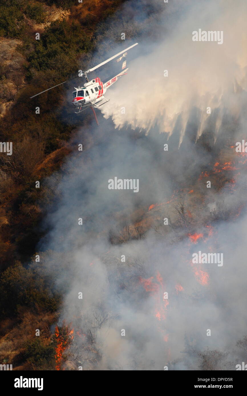 Glendora, California, USA. 16 janvier 2014. Un grand feux naturels) hors de contrôle dans les collines au-dessus de Glendora. Les pompiers, hélicoptères et avions de nombreux gouvernements travaillent à contrôler l'incendie. Credit : Nicholas Burningham/Alamy Live News Banque D'Images