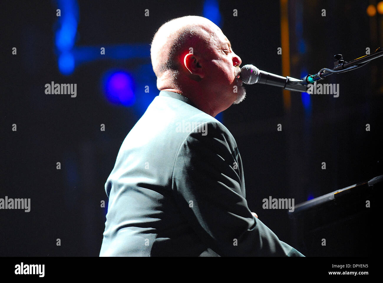 Feb 14, 2009 - Las Vegas, Nevada, USA - Musicien Billy Joel l'exécution en concert au MGM Garden Arena à l'appui de son nouvel album 'l'étranger' et son 30e anniversaire de la tournée. (Crédit Image : © Valerie Nerres/ZUMA Press) Banque D'Images