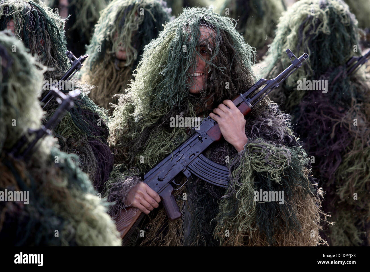 18 avr 2009 - Téhéran, Iran - les membres de l'armée iranienne à mesure qu'ils défilent pour commémorer l'anniversaire de la journée de l'armée à Téhéran. (Crédit Image : © Roshan Norouzi/ZUMA Press) Banque D'Images