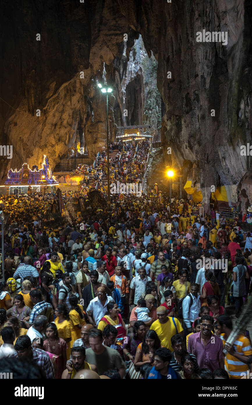 Kuala Lumpur, Malaisie. 17 janvier 2014. Les dévots prendre part à la fête hindoue de Thaipusam au Batu Caves, dans la banlieue de Kuala Lumpur, Malaisie, le 17 janvier, 2014. La population tamoule hindoue de la Malaisie célèbre Thaipusam, une journée d'action de grâce et la pénitence. Thaipusam honore Murugan, le dieu hindou de la guerre et la victoire, et les participants ont rendez-vous à des mesures extrêmes pour montrer leur gratitude. Plus d'un million de personnes sont attendues pour visiter les Grottes de Batu aujourd'hui. Dossier de crédit : Asie/Alamy Live News Banque D'Images