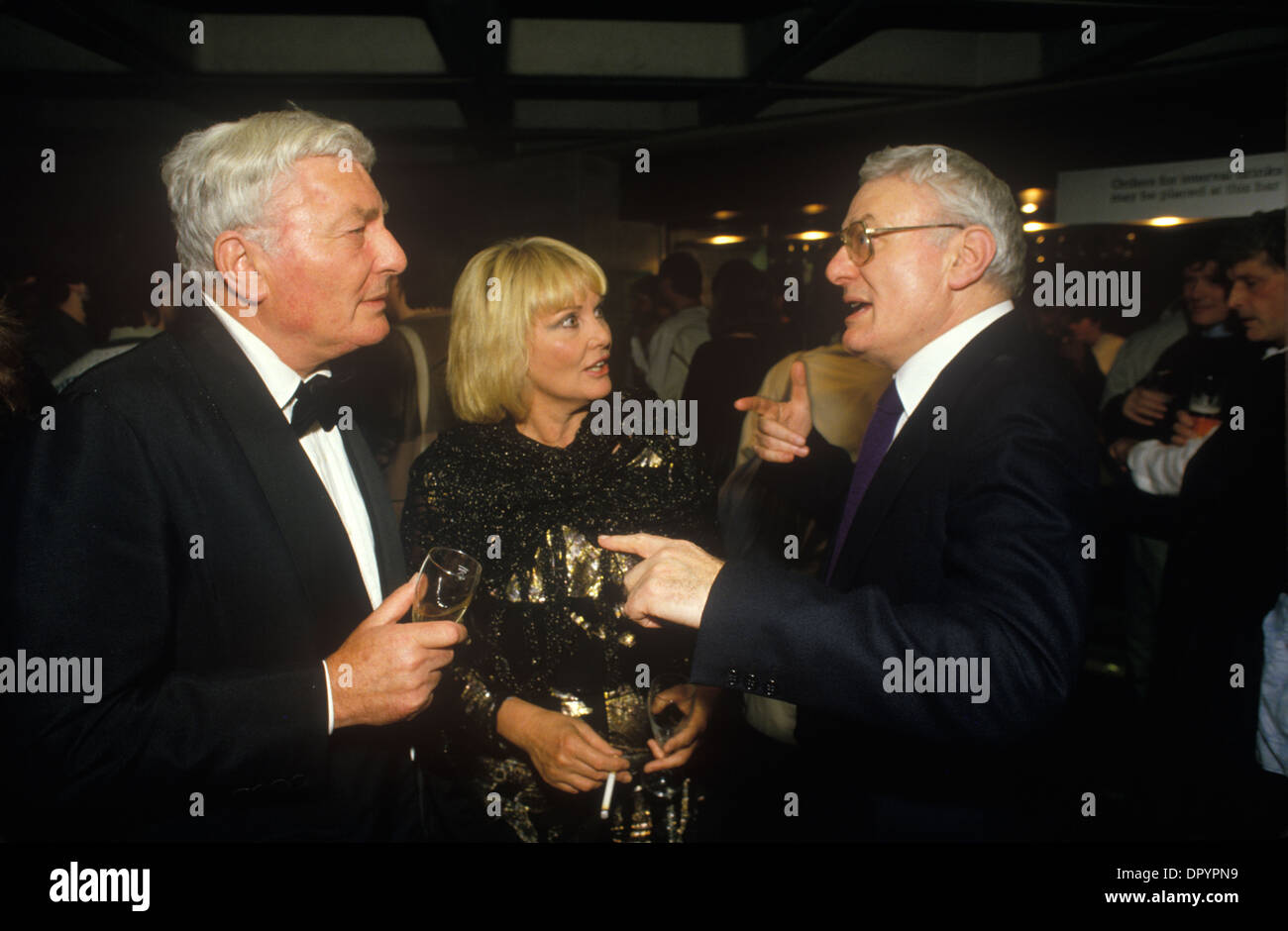 Anthony Shaffer, sa troisième femme l'actrice Diane Cilento avec le frère jumeau Peter Shaffer. Soirée d'ouverture des années 1980 Londres Royaume-Uni. 1988 HOMER SYKES Banque D'Images