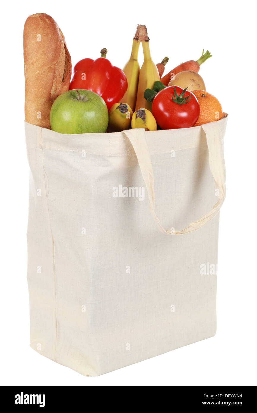 Sac réutilisable rempli d'un pain, légumes et fruits, isolated on white Banque D'Images