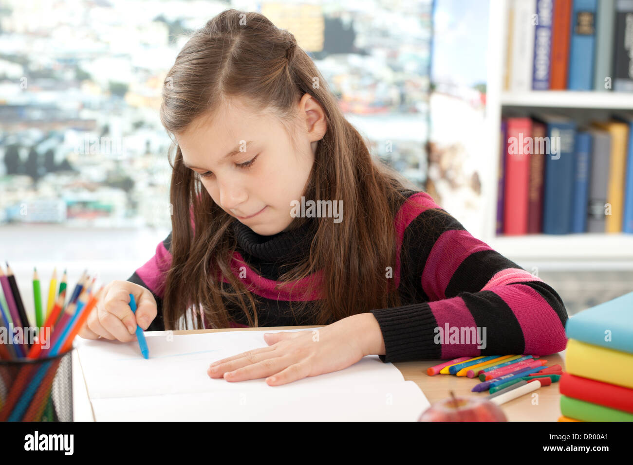 La peinture d'une petite fille photo dans son livre d'exercice Banque D'Images