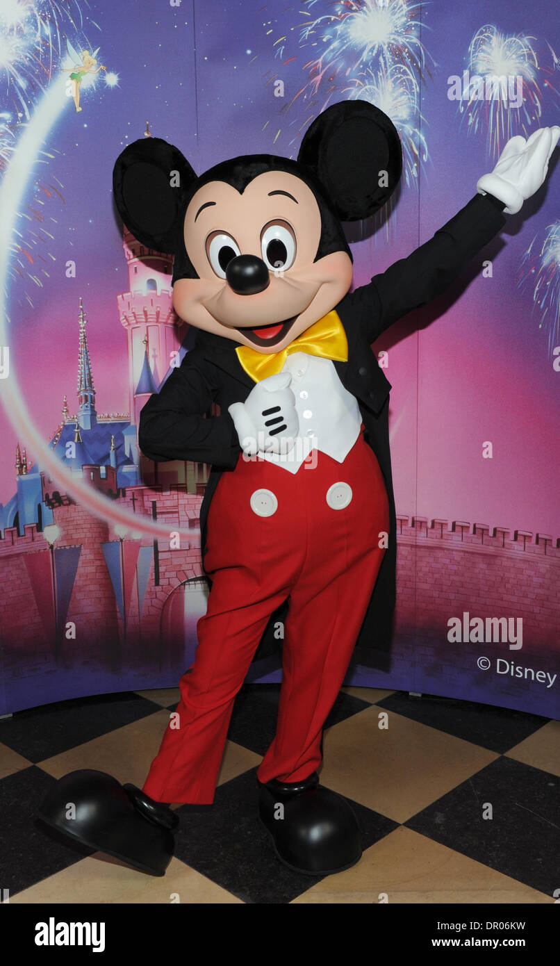 Munich, Allemagne. 16 janvier, 2014. Micky Mouse pose au cours de la partie pour le Disney Channel à Lenbach Palace à Munich, Allemagne, le 16 janvier 2014. Le nouveau Disney Channel en allemand Free TV démarre le 17 janvier 2014. Photo : URSULA DUEREN/dpa/Alamy Live News Banque D'Images