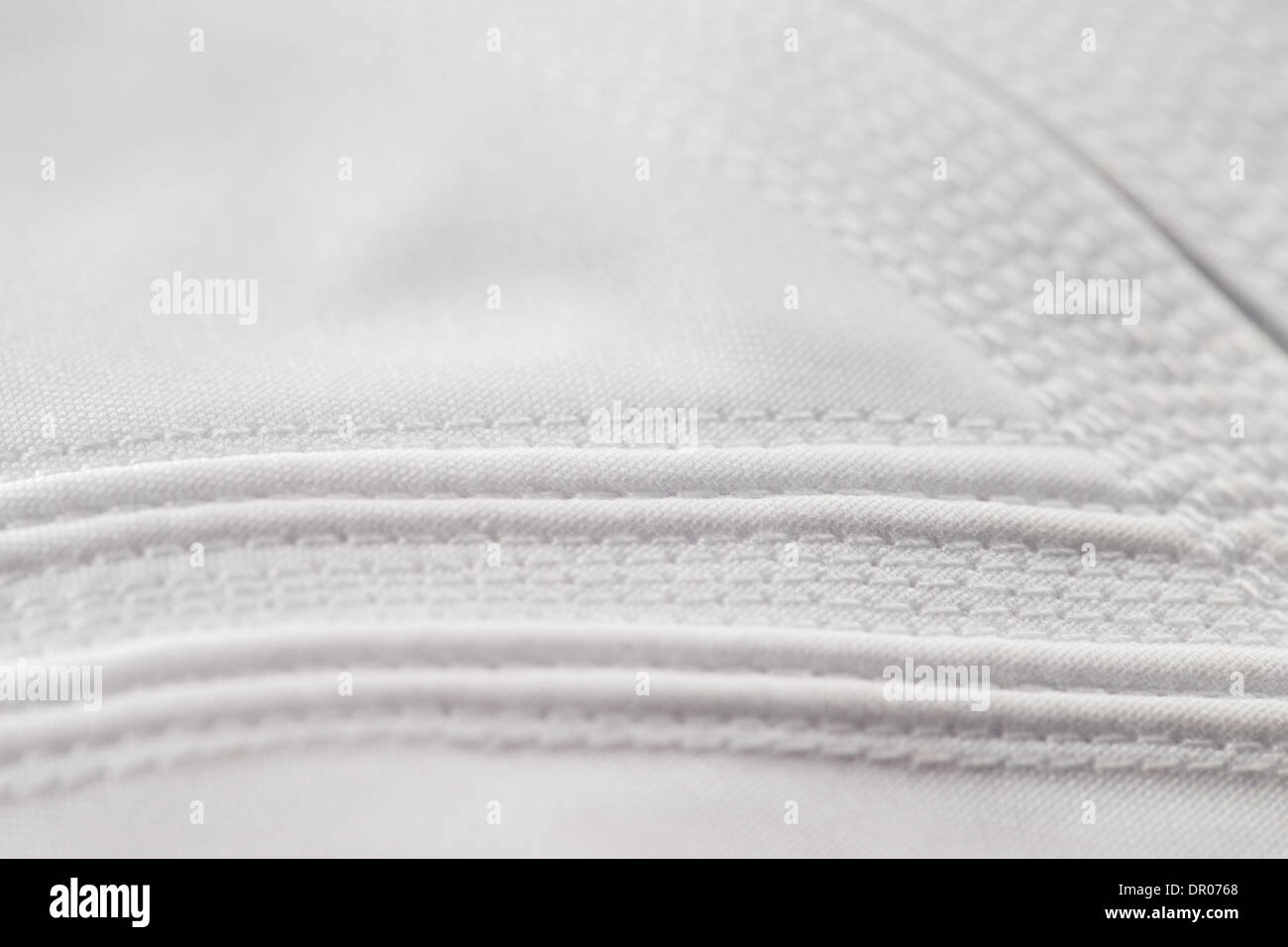 La Kandura est généralement adapté à la perfection avec des coutures décoratives. Il est généralement porté par les hommes dans les pays arabes Banque D'Images