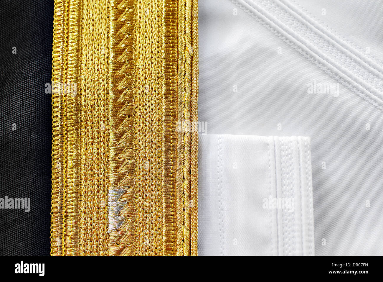 La Kandura est généralement adapté à la perfection avec des coutures décoratives. Il est généralement porté par les hommes dans les pays arabes Banque D'Images