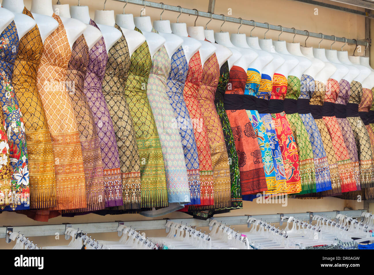 Robes de soie en vente, Siem Reap, Cambodge Banque D'Images