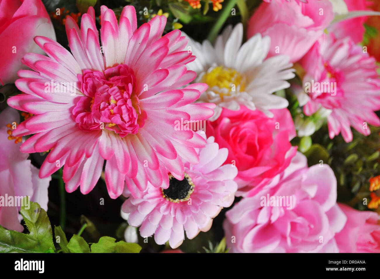 Bouquet de fleurs en plastique coloré dans Valentine's Day Banque D'Images