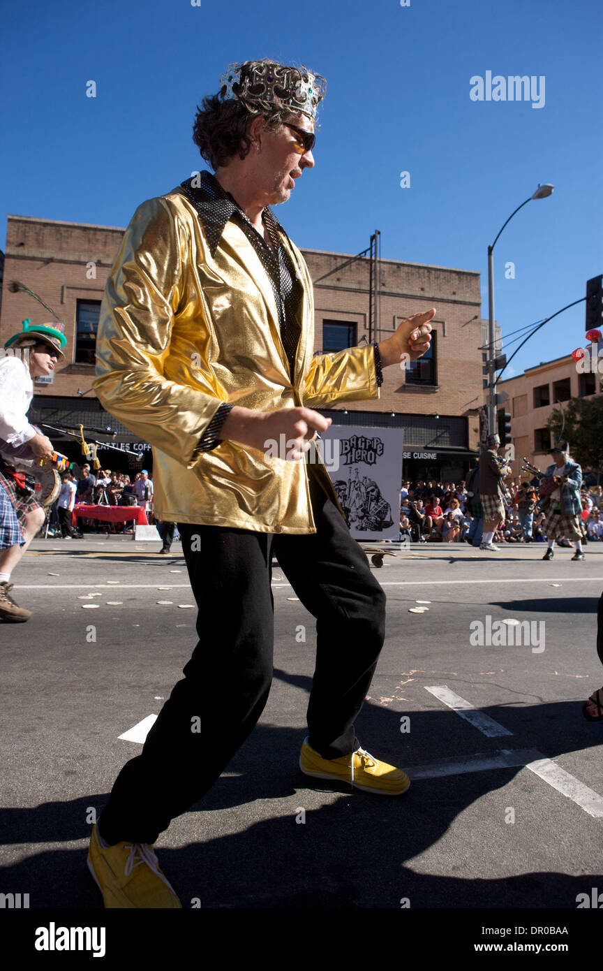 Jan 18, 2009 - Pasadena, Californie, USA - Ne Dah Le Roi danse au cours de la 32e parade annuelle Doo Dah, une farce populaire et flamboyant défilé. (Crédit Image : © Karl Polverino/ZUMA Press) Banque D'Images