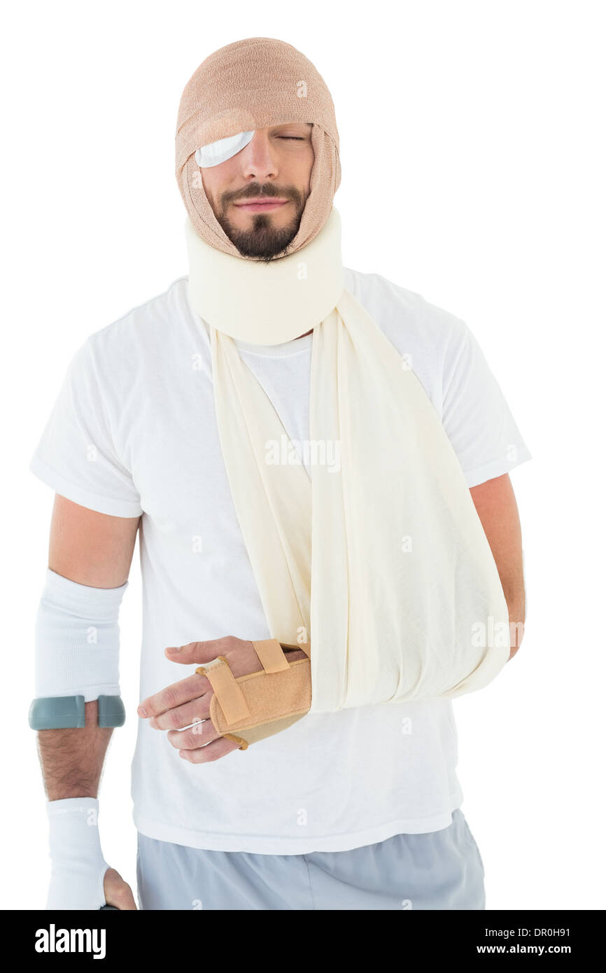 Jeune homme avec tête lié à bandage et fracture de la main Banque D'Images