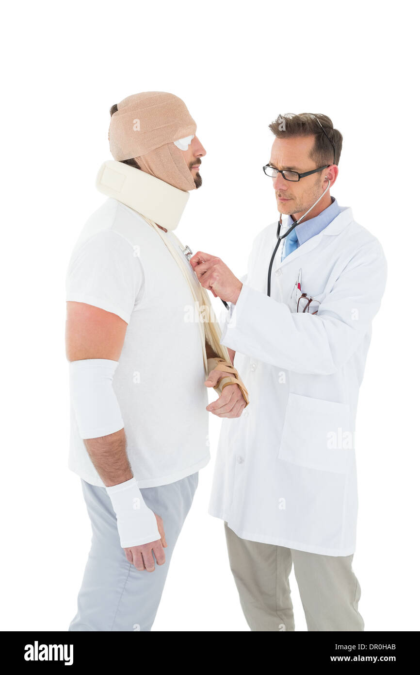 Doctor auscultating patient lié à bandage with stethoscope Banque D'Images