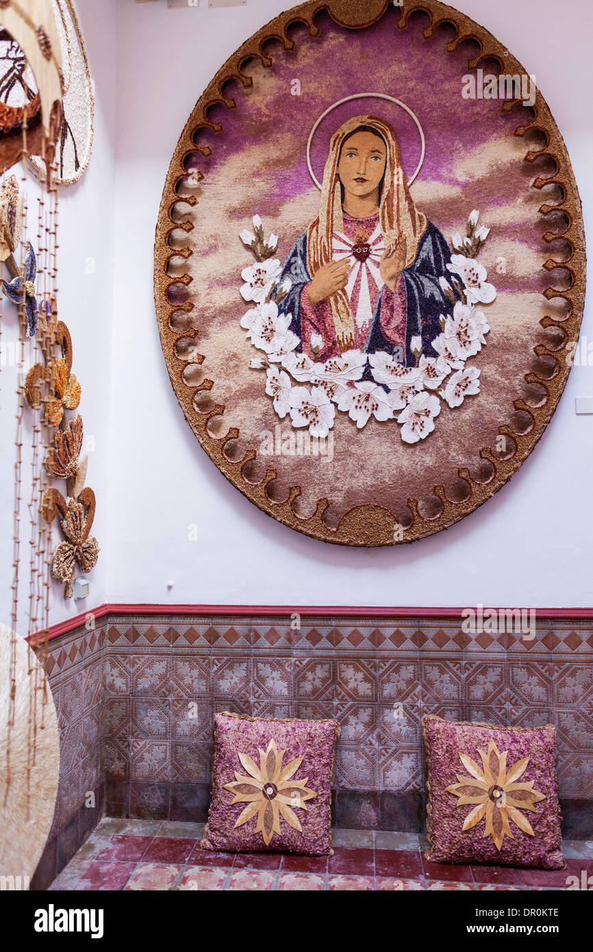 Affichage des arts et matériaux utilisés dans les artefacts pour Corpus Christi célébrations dans la Casa Rojo museum de Mazo, La Palma, Banque D'Images