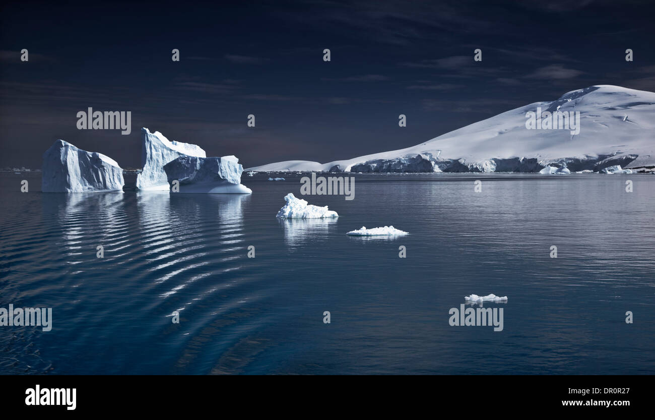 Les icebergs et les îles au large de la péninsule Antarctique Banque D'Images