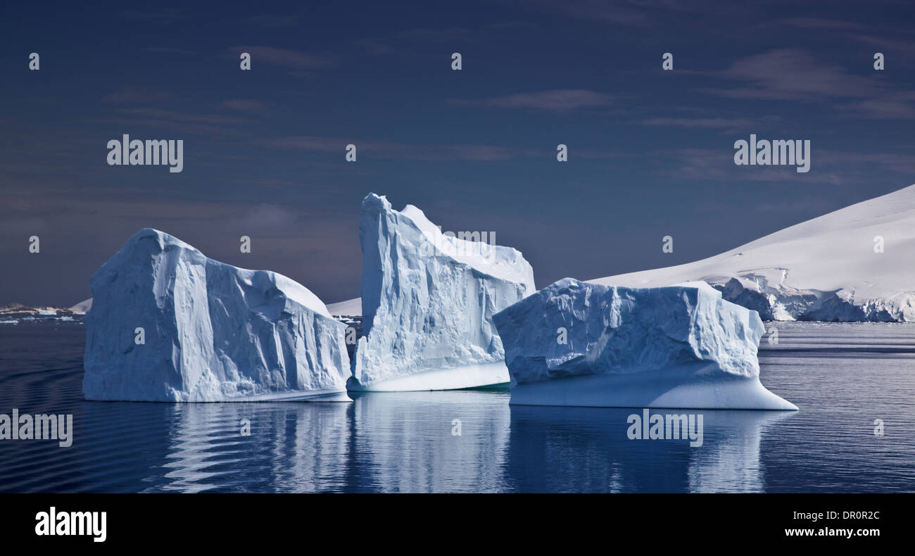 Les icebergs et les îles au large de la péninsule Antarctique Banque D'Images