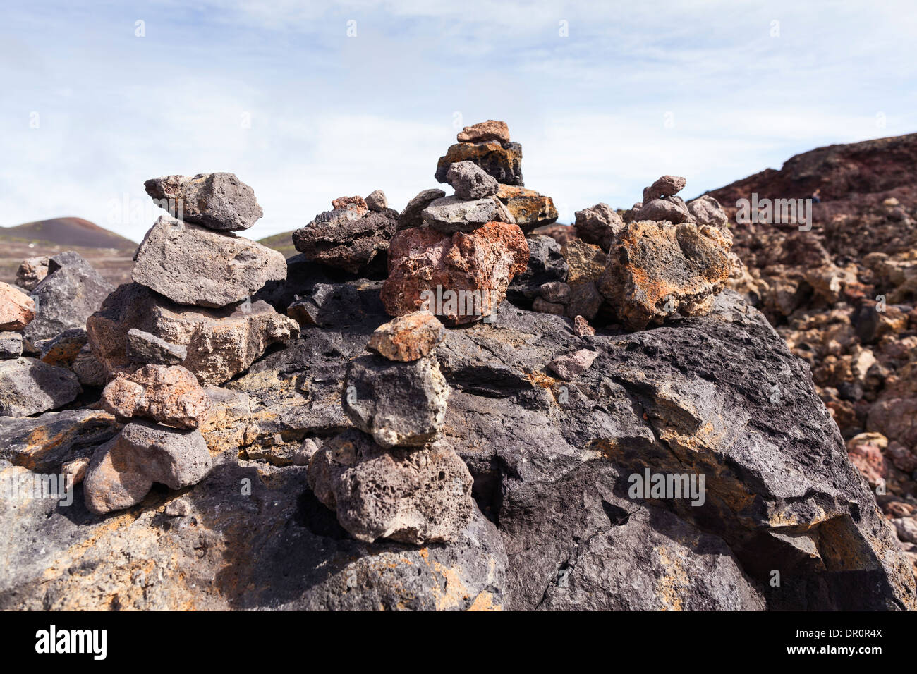 Peu de cairns de pierres volcaniques, à la base de Teneguia volcano en Fuencaliente, La Palma, Îles Canaries, Espagne. Banque D'Images