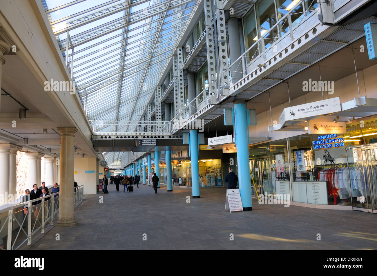 Londres, Angleterre, Royaume-Uni. Centre commercial de colonnades sur Buckingham Palace Road par Victoria Station Banque D'Images