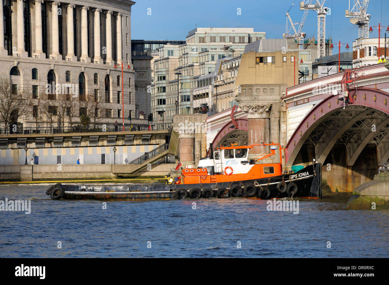 Londres, Angleterre, Royaume-Uni. Remorqueur Thames (GPS Ionia) passant Unilever House, en passant sous le pont de Blackfriars Banque D'Images