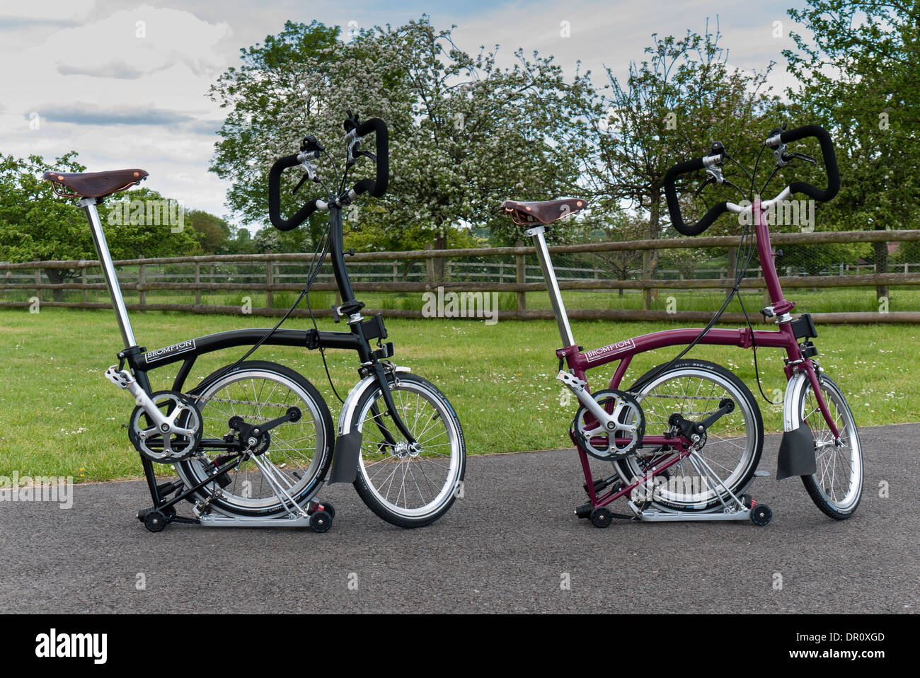 Deux vélos Brompton parqués dans les couleurs de noir et de Claret Banque D'Images