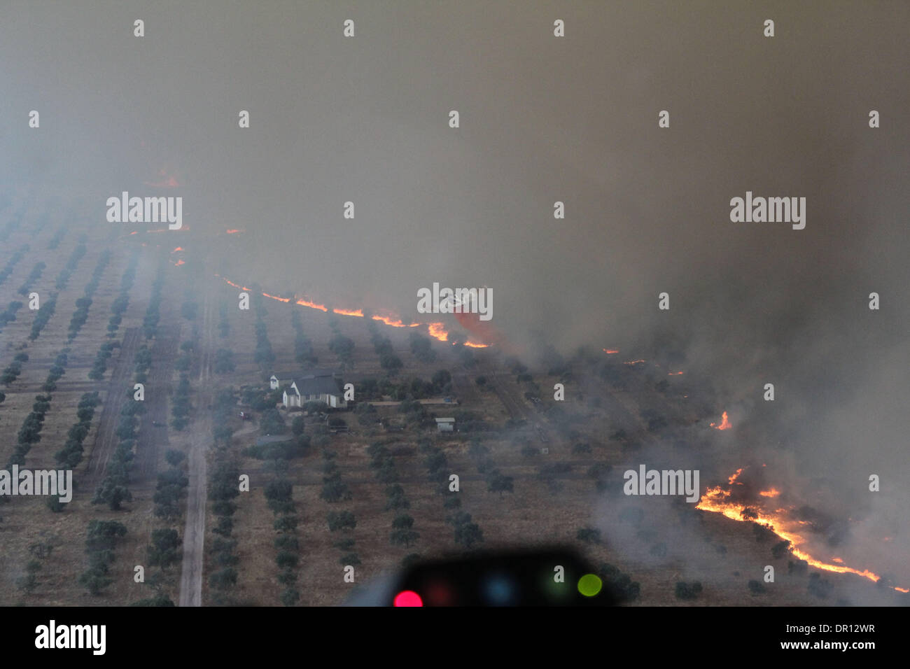 Melbourne. 17 Jan, 2014. Photo prise le 17 janvier 2014 montre un plan de lutte contre les incendies d'éteindre le feu brûler tout au long de la région des Grampians Victoria en Australie. Évolution rapide des feux de brousse allumés par la chaleur record et attisé par un vent violent dans le sud de l'état de Victoria en Australie a laissé un mort et mettre la zone touchée en alerte le vendredi. Pays : crédit Incendies/Xinhua/Alamy Live News Banque D'Images