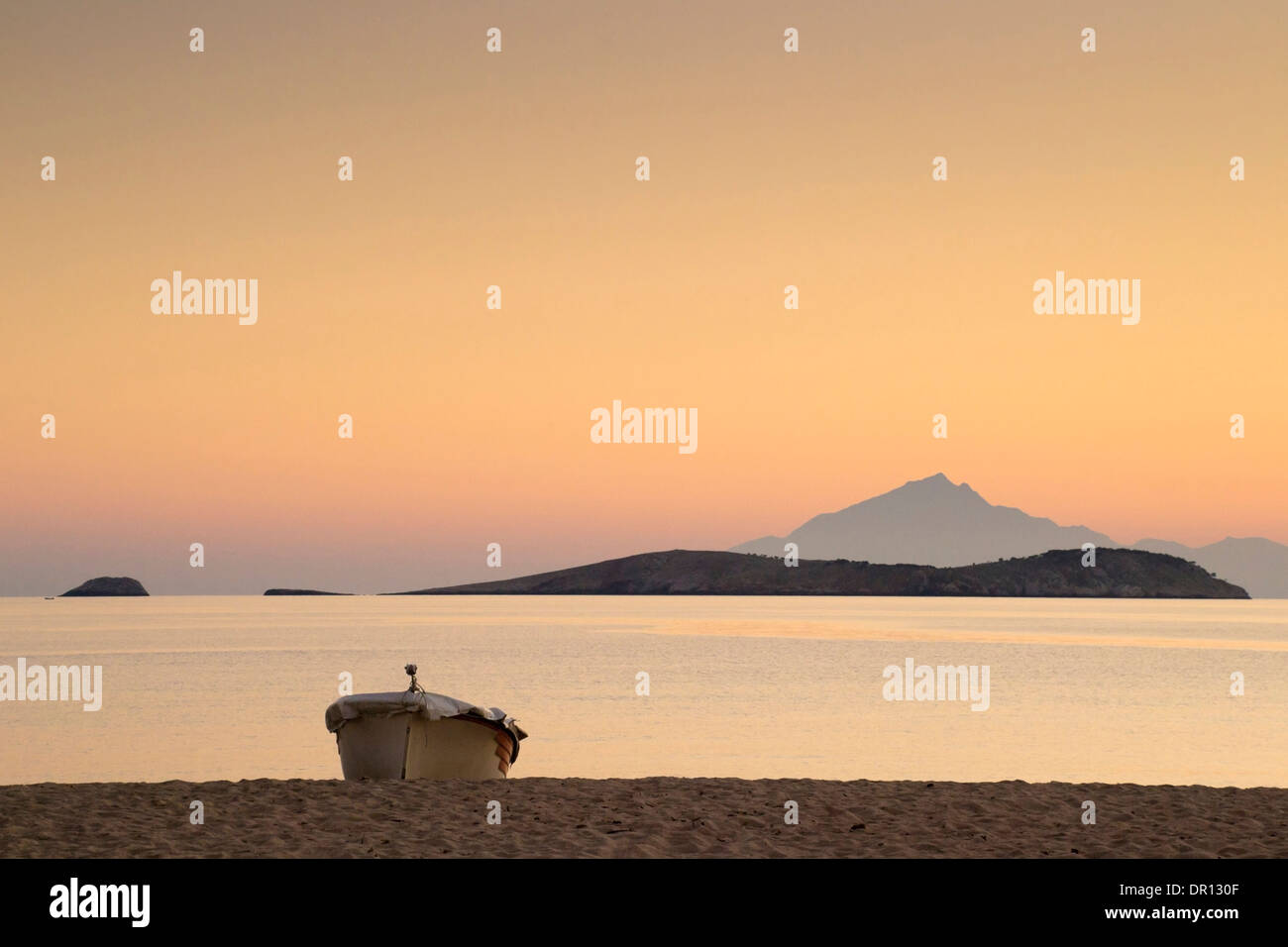 Crépuscule d'or lumière à une plage près de potos sur l'île de Thassos, en Grèce avec le Mont Athos au loin. Banque D'Images