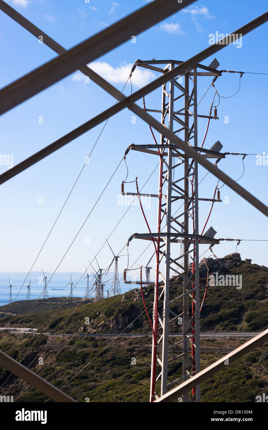 Regardez par poteau d' électricité en mode paysage avec éoliennes. Tarifa, Cadix, Andalousie, espagne. Banque D'Images