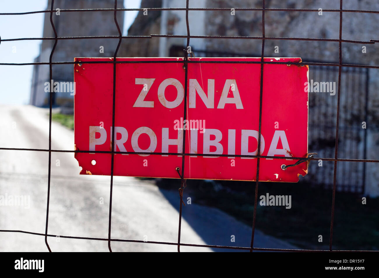 Zona Prohibida, rouge aucun signe d'entrée sur la clôture en langue espagnole. Banque D'Images