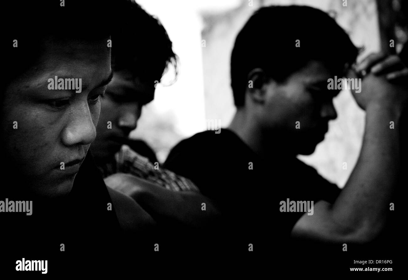 Jan 12, 2009 - Kuala Lumpur, Malaisie - trois amis le deuil lors de funérailles de Van Khan Kual. (Crédit Image : © Rahman Rosian/ZUMA Press) RESTRICTIONS : Date inconnue ! Banque D'Images