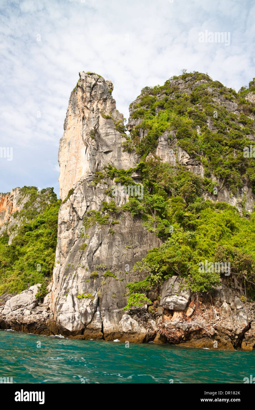 Belle côte pittoresque de l'île Phi Phi - Thaïlande. Banque D'Images