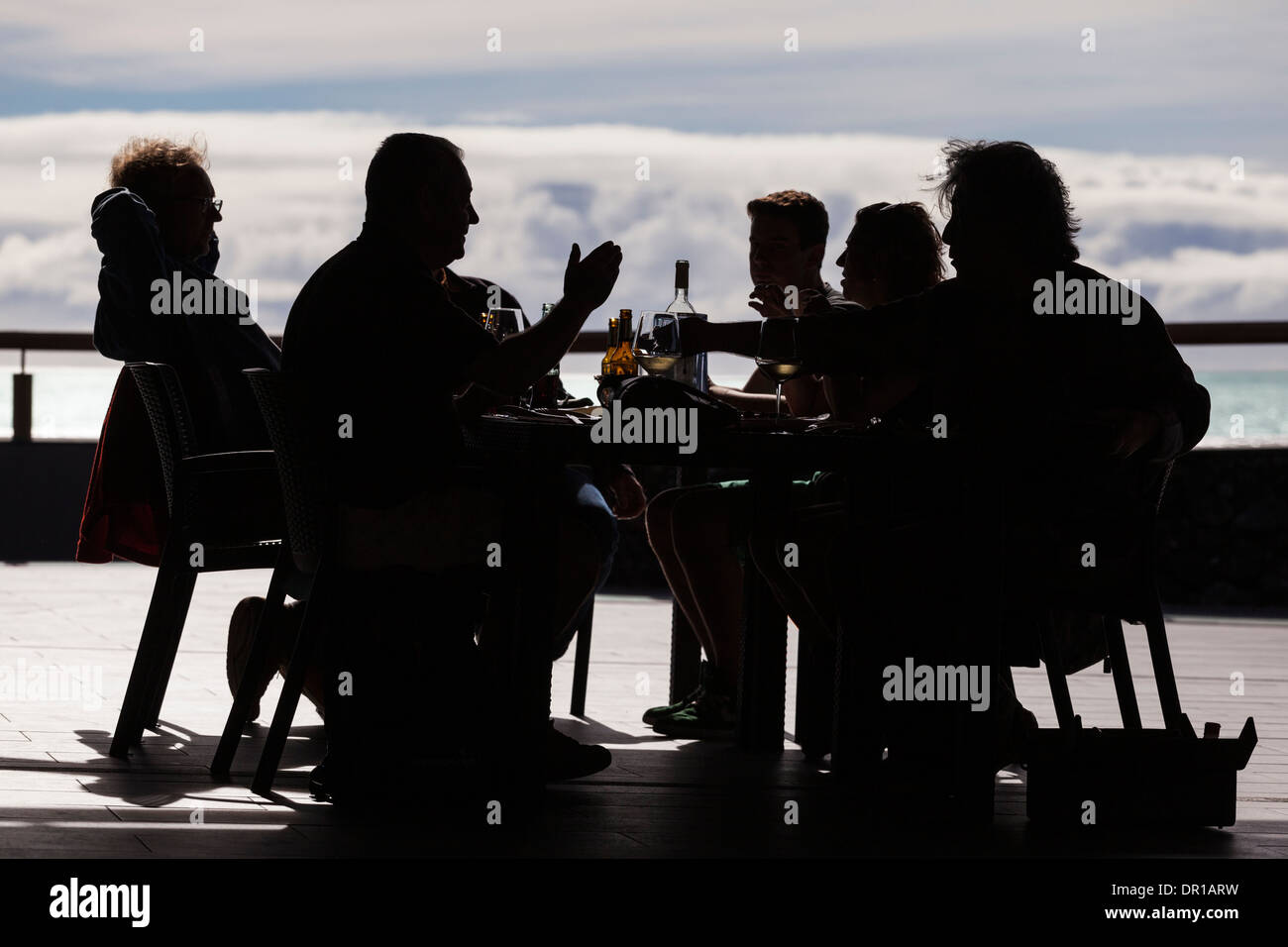 Silhouette d'un groupe de personnes mangeant le déjeuner en plein air dans la région de Fuencaliente, La Palma, Îles Canaries, Espagne. Banque D'Images