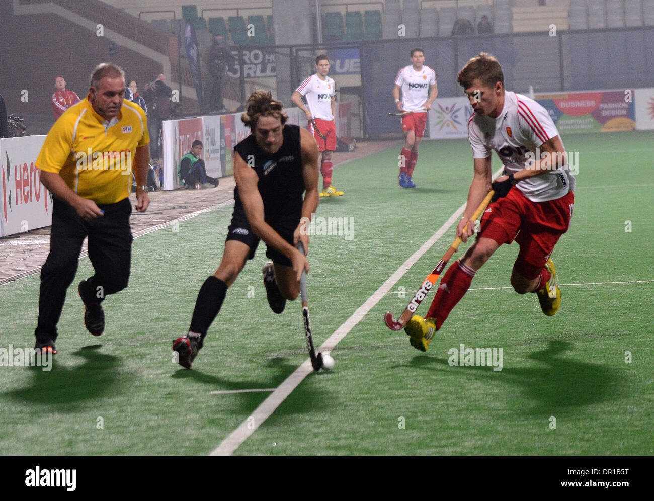 New Delhi, Inde. 17 Jan, 2014. Les joueurs de l'Angleterre et la Nouvelle-Zélande au cours de la concurrence dans la demi-finale de la Ligue mondiale de hockey Mens finale, à New Delhi, Inde, le 17 janvier 2014. La Nouvelle-Zélande a gagné 7-6. Credit : Partha Sarkar/Xinhua/Alamy Live News Banque D'Images