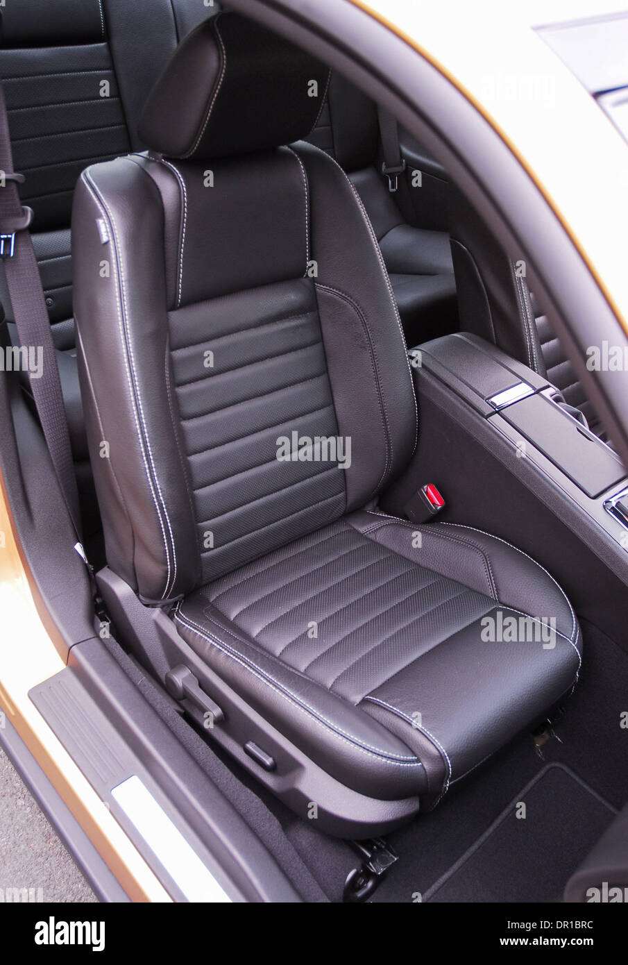 Mar 19, 2009 - Los Angeles, Californie, USA - Le tout nouveau 2010 Mustang GT est plus de style contemporain, plus puissant, avec une meilleure maniabilité, et une conception entièrement nouvelle de l'intérieur de haute qualité qui peuvent s'opposer à tout coupé sportif sur le marché pour un prix de base de seulement 27 995,00. Cette nouvelle Mustang est le premier coupé sportif d'avoir un toit en verre "disponibles" que ru Banque D'Images