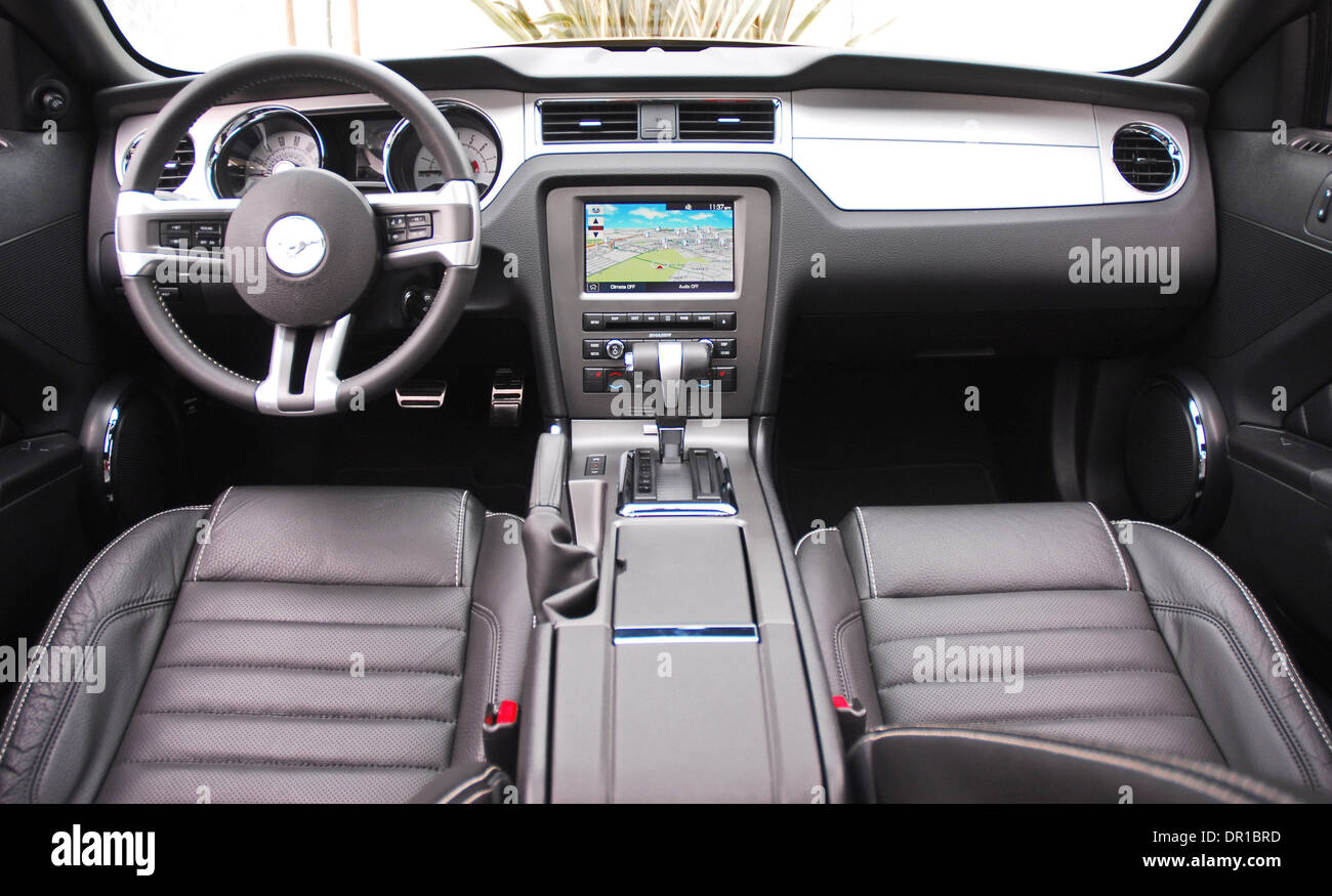 Mar 19, 2009 - Los Angeles, Californie, USA - Le tout nouveau 2010 Mustang GT est plus de style contemporain, plus puissant, avec une meilleure maniabilité, et une conception entièrement nouvelle de l'intérieur de haute qualité qui peuvent s'opposer à tout coupé sportif sur le marché pour un prix de base de seulement 27 995,00. Cette nouvelle Mustang est le premier coupé sportif d'avoir un toit en verre "disponibles" que ru Banque D'Images