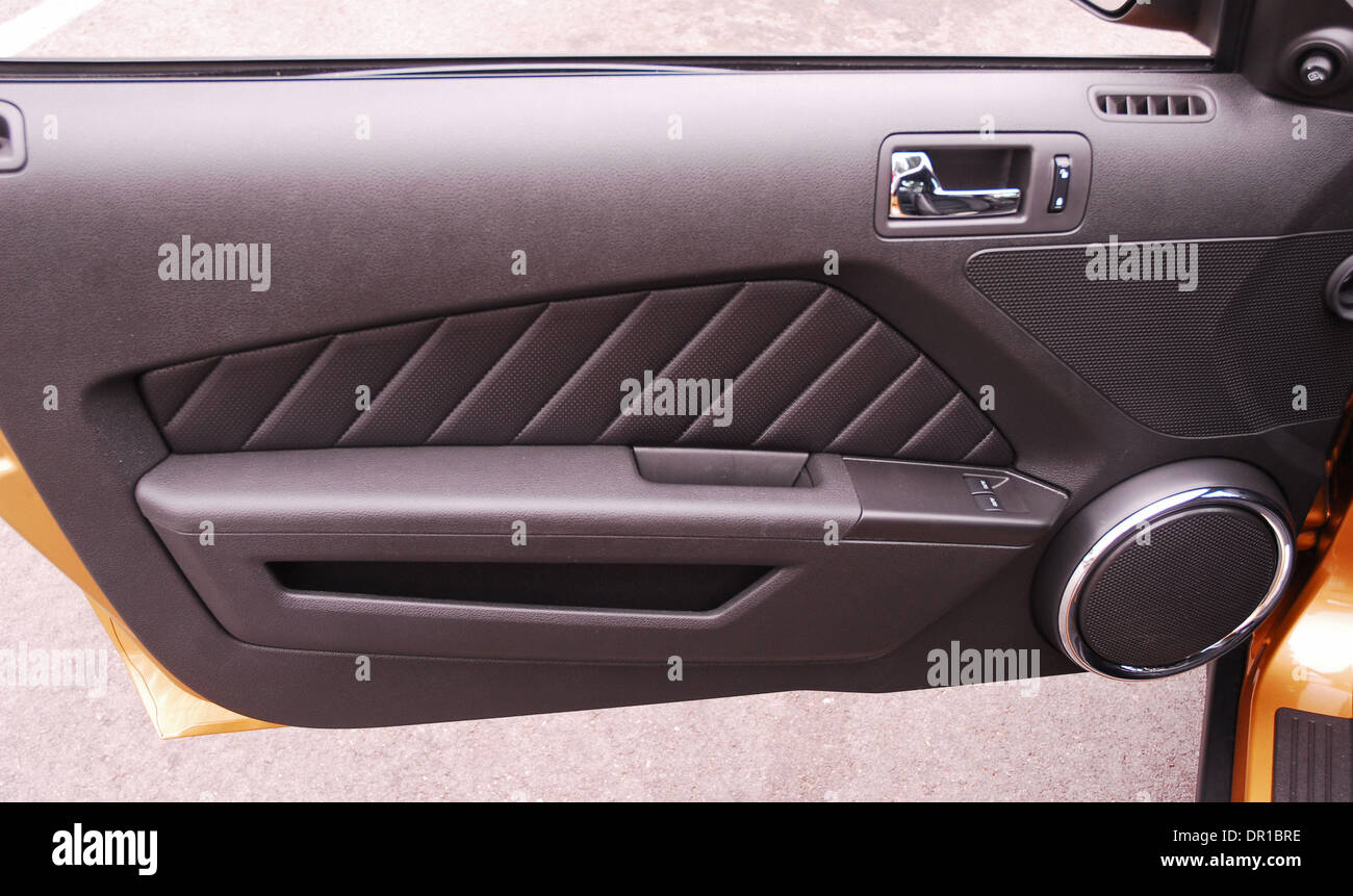 Mar 19, 2009 - Los Angeles, Californie, USA - Le tout nouveau 2010 Mustang GT est plus de style contemporain, plus puissant, avec une meilleure maniabilité, et une conception entièrement nouvelle de l'intérieur de haute qualité qui peuvent s'opposer à tout coupé sportif sur le marché pour un prix de base de seulement 27 995,00. Cette nouvelle Mustang est le premier coupé sportif d'avoir un toit en verre "disponibles" que ru Banque D'Images