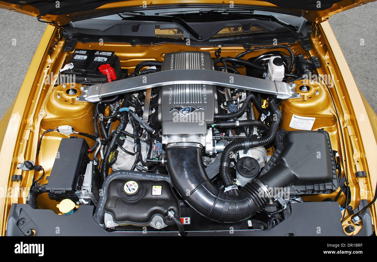 Mar 19, 2009 - Los Angeles, Californie, USA - Le tout nouveau 2010 Mustang GT est plus de style contemporain, plus puissant, avec une meilleure maniabilité, et une conception entièrement nouvelle de l'intérieur de haute qualité qui peuvent s'opposer à tout coupé sportif sur le marché pour un prix de base de seulement 27 995,00. Cette nouvelle Mustang est le premier coupé sportif d'avoir un toit en verre "disponibles" que ru Banque D'Images