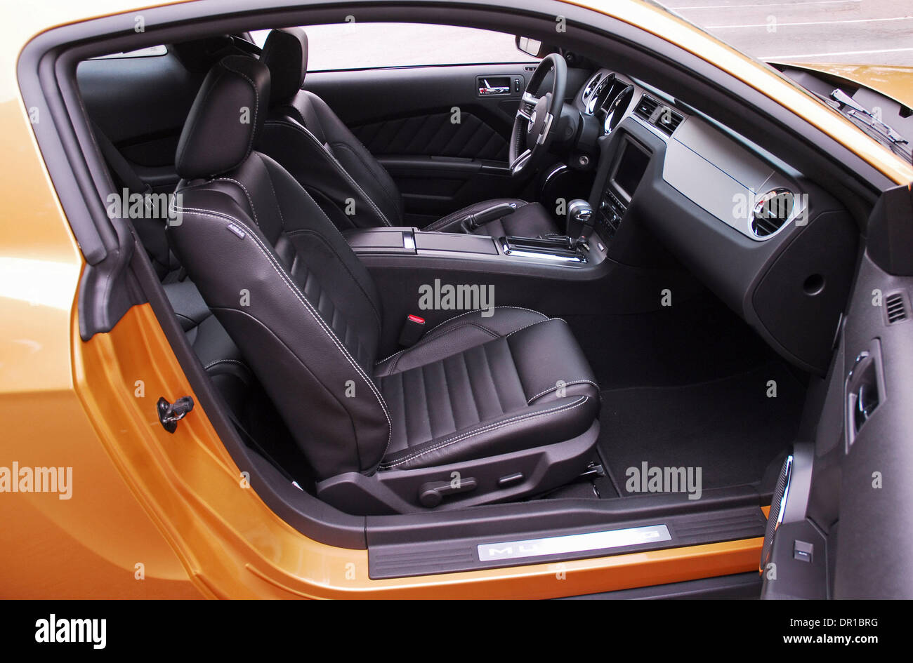 Mar 19, 2009 - Los Angeles, Californie, USA - Le tout nouveau 2010 Mustang GT est plus de style contemporain, plus puissant, avec une meilleure maniabilité, et une conception entièrement nouvelle de l'intérieur de haute qualité qui peuvent s'opposer à tout coupé sportif sur le marché pour un prix de base de seulement 27 995,00. Cette nouvelle Mustang est le premier coupé sportif d'avoir un toit en verre "disponibles" que ru Banque D'Images